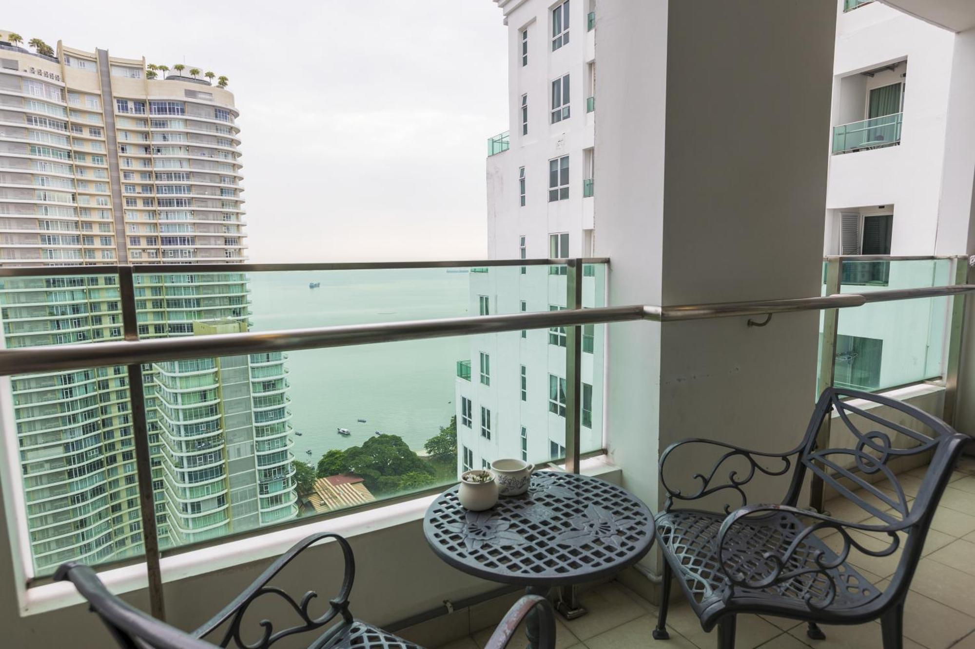 Sky Suites George Town Buitenkant foto
