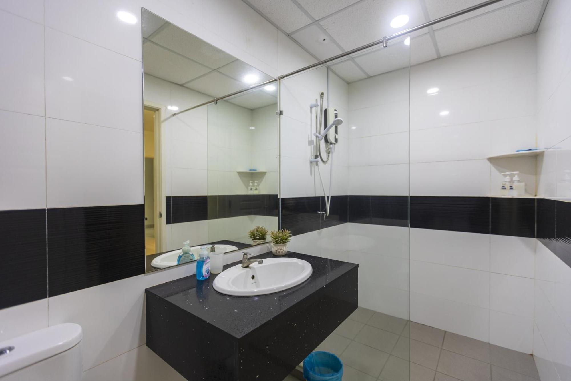 Sky Suites George Town Buitenkant foto